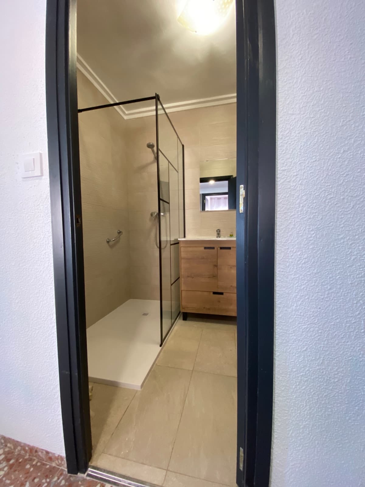 Grote badkamer met inloopdouche