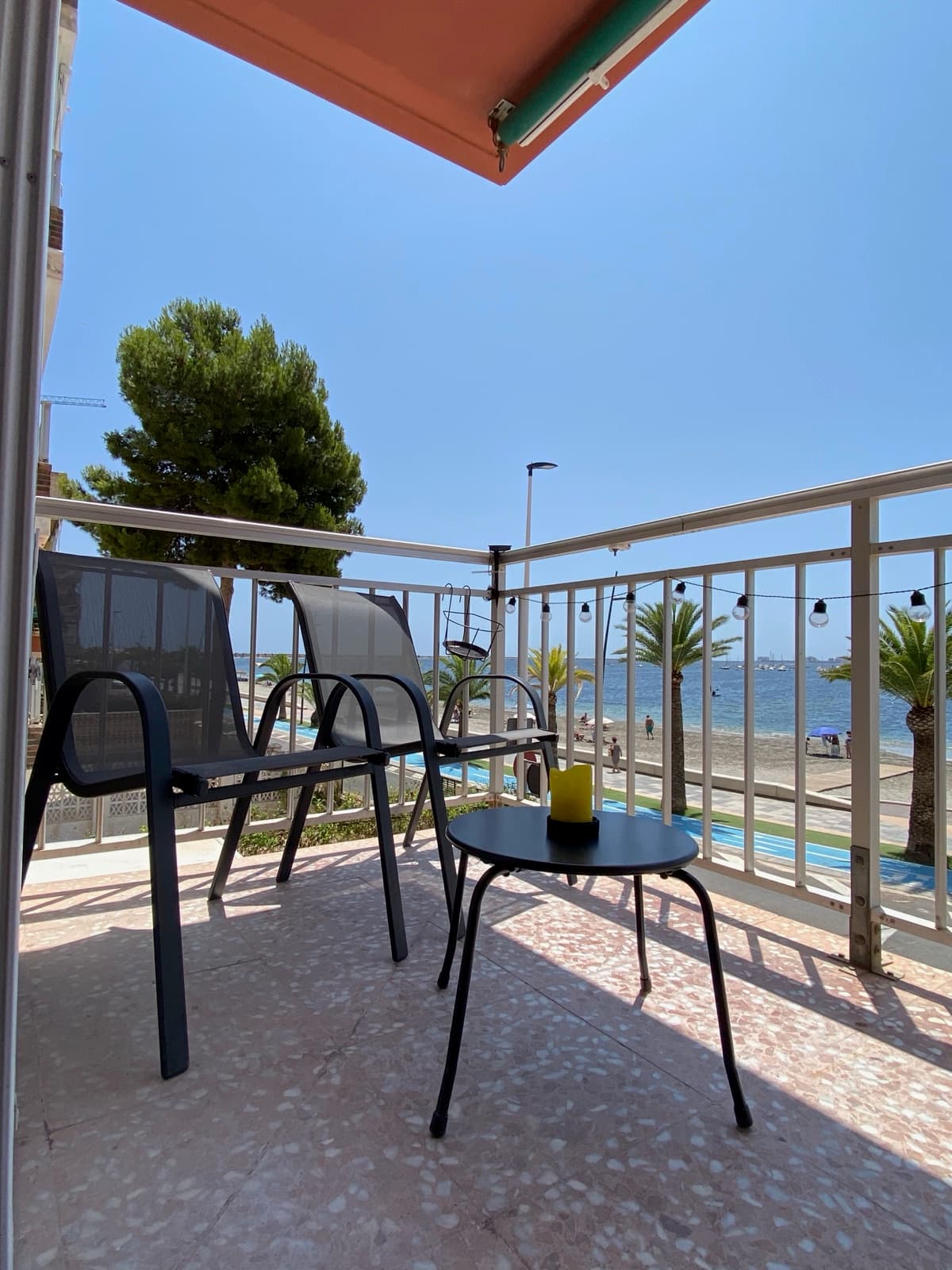 Balkon met zicht op de Mar Menor en de boulevard