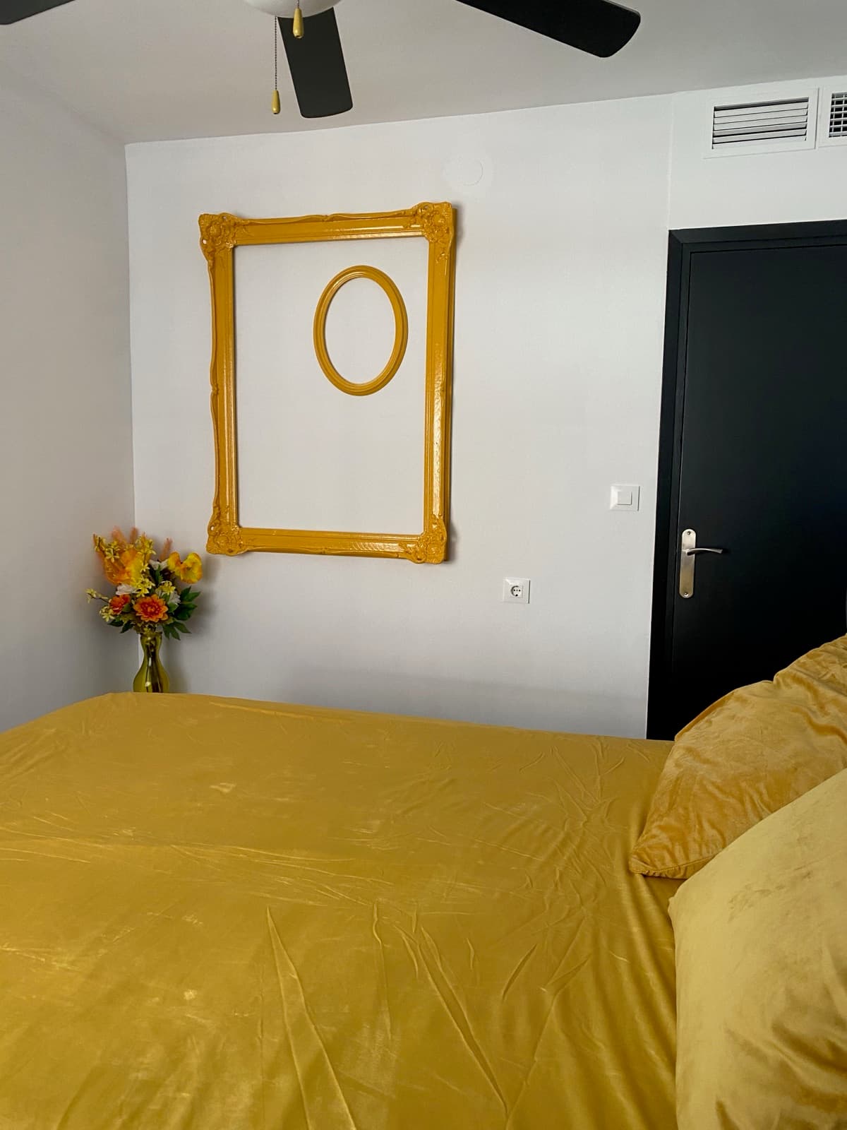 Gele slaapkamer met uitzicht op de boulevard en de Mar Menor