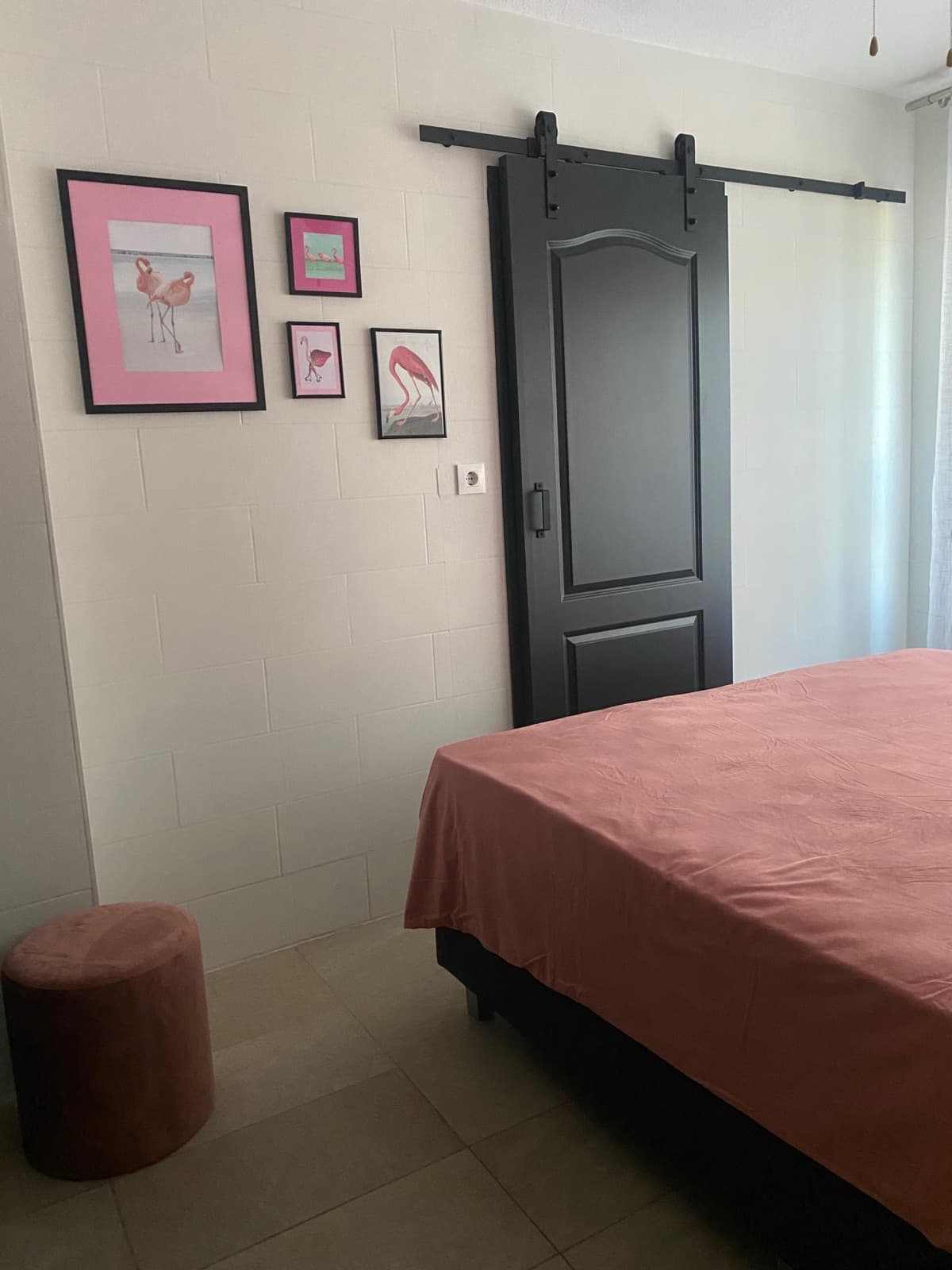 Roze slaapkamer met toegang tot de wasruimte