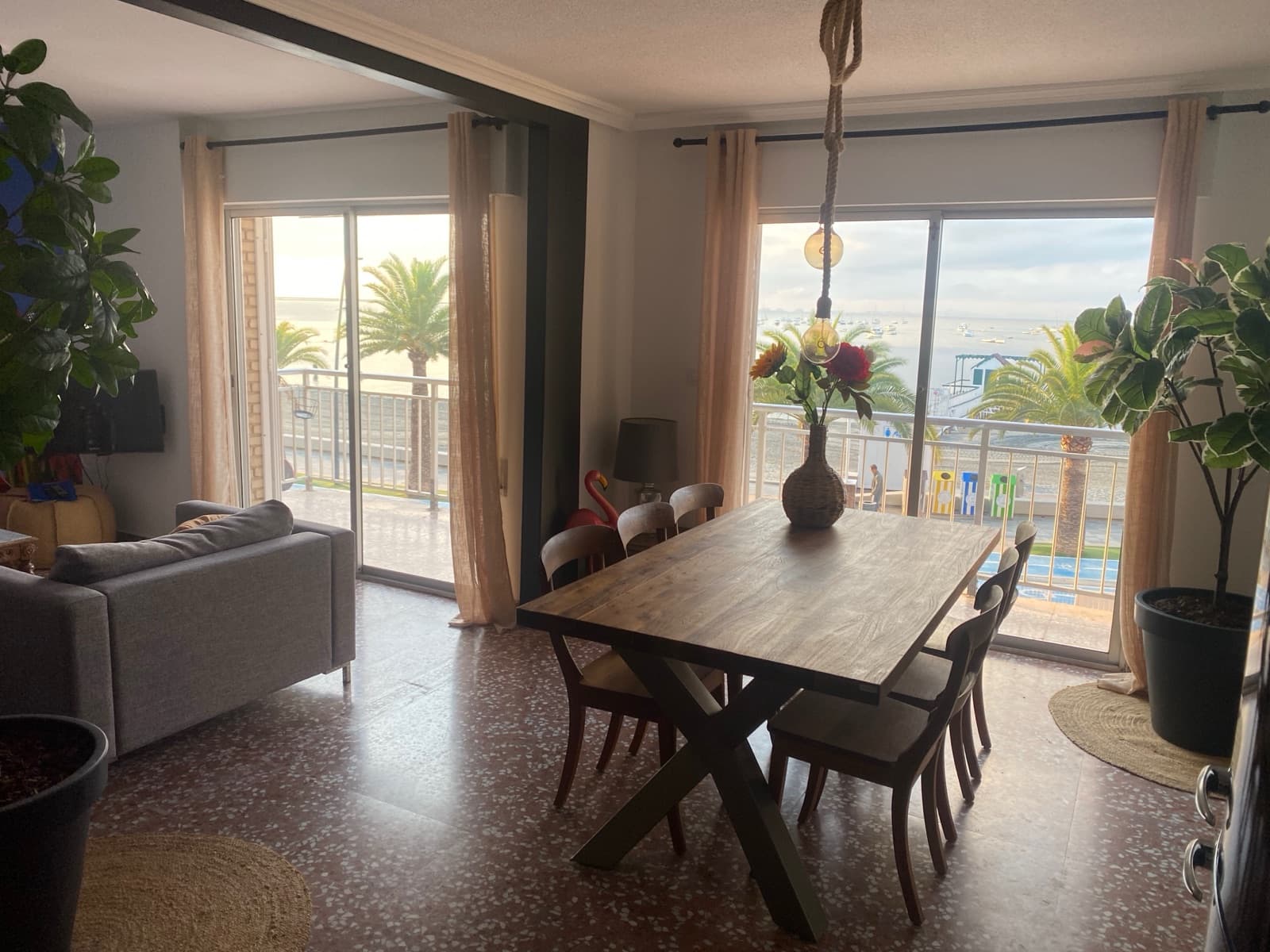 Woonkamer met eettafel en zicht op de Mar Menor