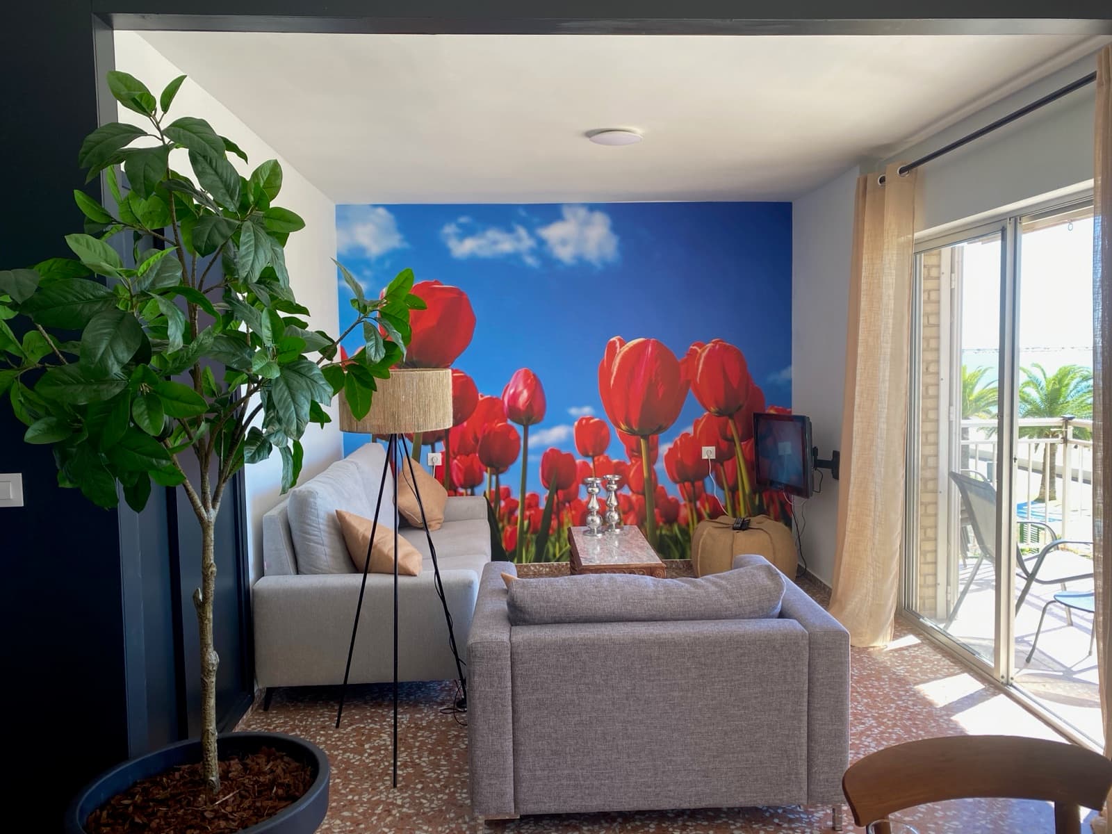 Zithoek met de tulpenwand die onze woonplaats in Nederland verbindt met de flamingo's van de Mar Menor