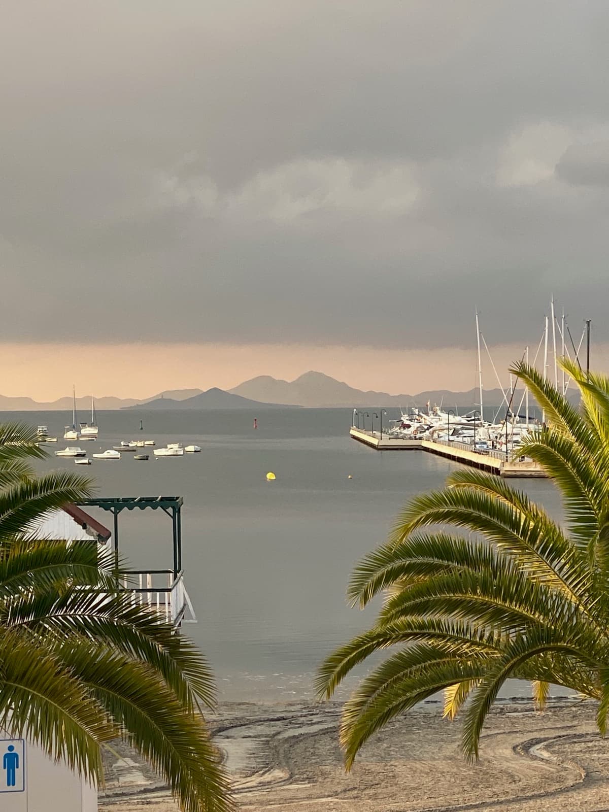 Uitzicht over de Mar Menor richting La Manga met palmen en bootjes