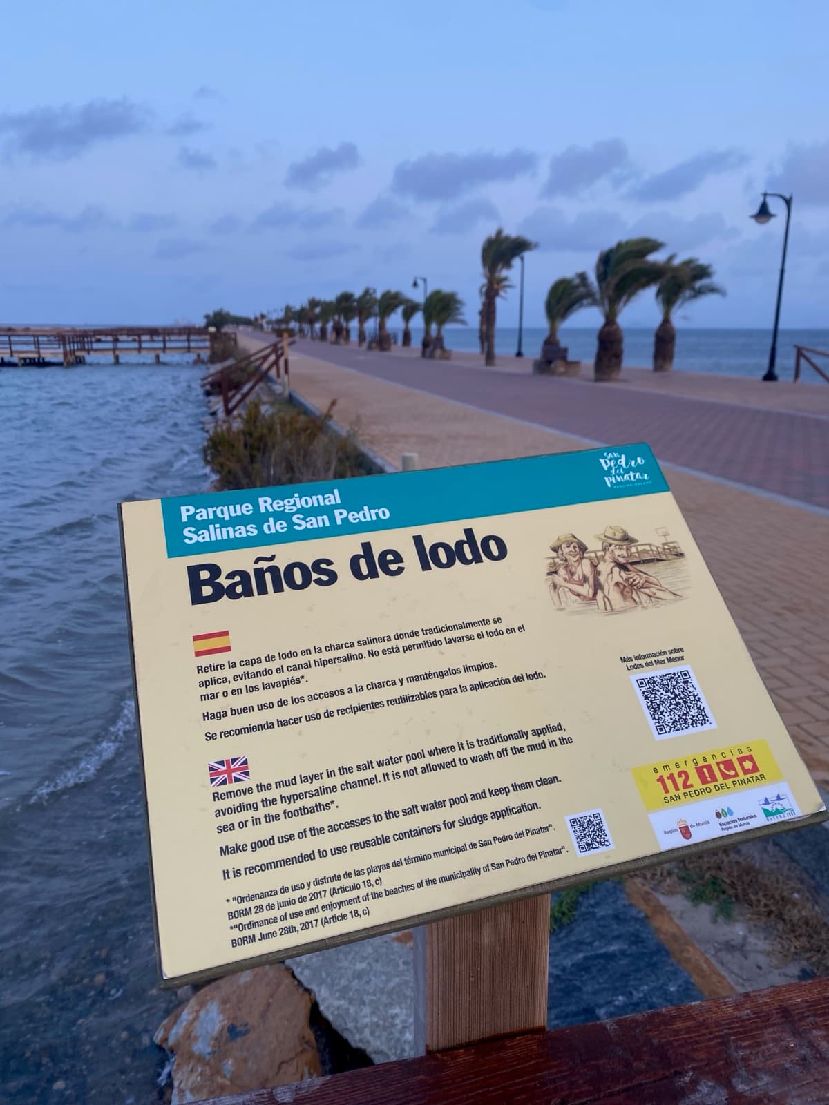 Houten pier en informatiebord Baños de Lodo langs de boulevard van San Pedro del Pinatar