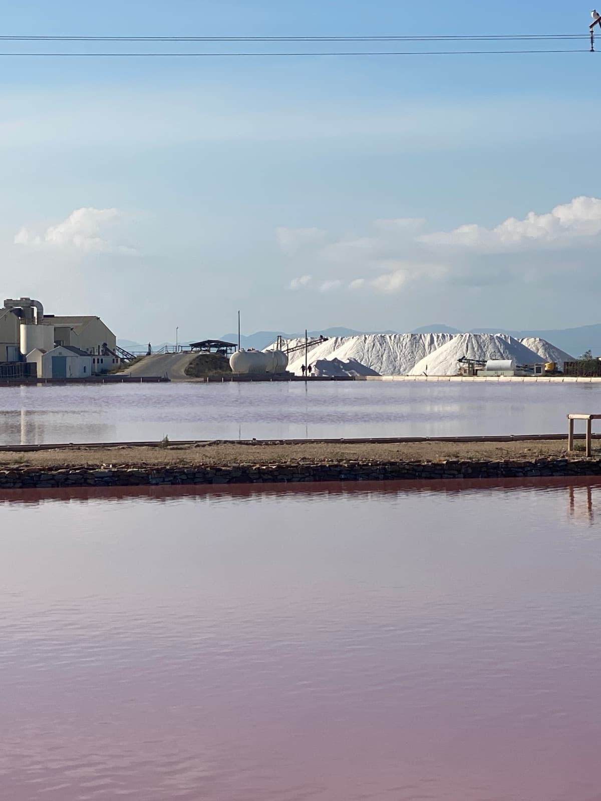 Zoutwinning met witte zoutbergen in de salinas van San Pedro del Pinatar